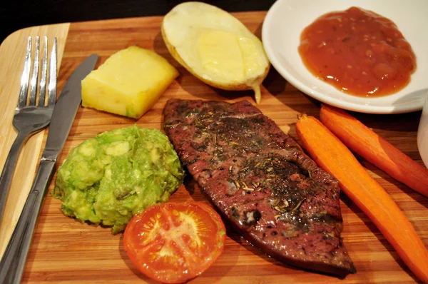 Tay insanlar hazırlama ve yaratıcı füzyon mutfak Oda Perth, Avustralya, yemek için yemek