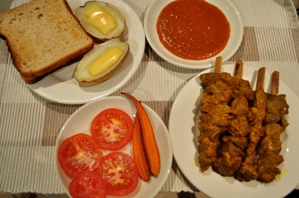 Tay insanlar hazırlama ve yaratıcı füzyon mutfak Oda Perth, Avustralya, yemek için yemek