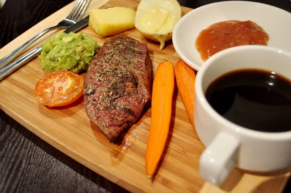 Tay insanlar hazırlama ve yaratıcı füzyon mutfak Oda Perth, Avustralya, yemek için yemek