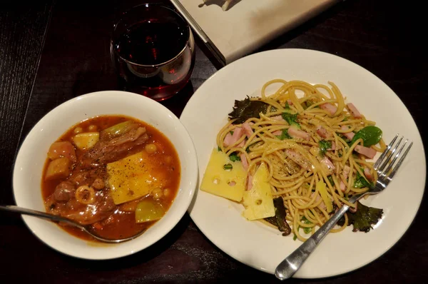 Tay insanlar hazırlama ve yaratıcı füzyon mutfak Oda Perth, Avustralya, yemek için yemek