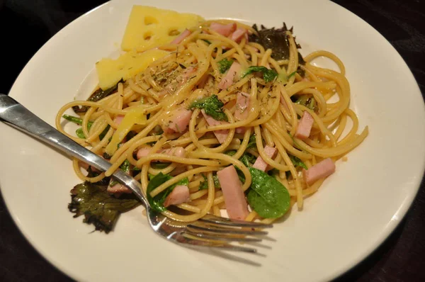 Tay insanlar hazırlama ve yaratıcı füzyon mutfak Oda Perth, Avustralya, yemek için yemek