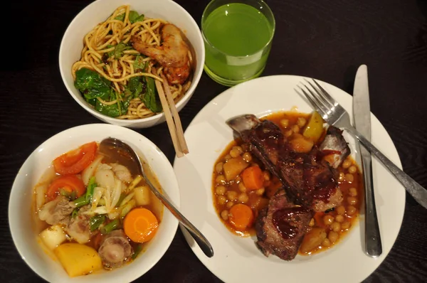 Tay insanlar hazırlama ve yaratıcı füzyon mutfak Oda Perth, Avustralya, yemek için yemek