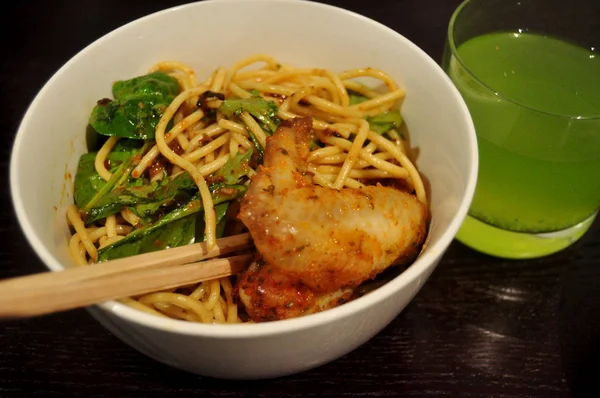 Thaise Mensen Bereiden Koken Creatieve Fusie Voedsel Dineren Keuken Kamer — Stockfoto