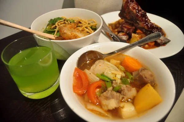 Thaise Mensen Bereiden Koken Creatieve Fusie Voedsel Dineren Keuken Kamer — Stockfoto