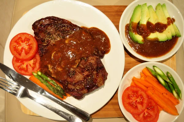 Tay insanlar hazırlama ve yaratıcı füzyon mutfak Oda Perth, Avustralya, yemek için yemek