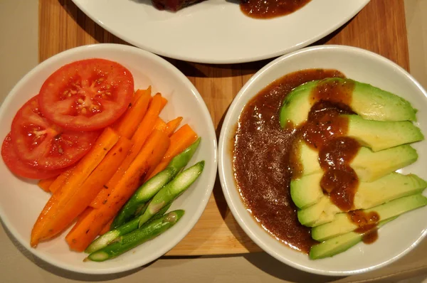 Tay insanlar hazırlama ve yaratıcı füzyon mutfak Oda Perth, Avustralya, yemek için yemek