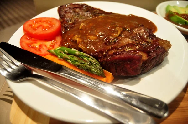 Tay insanlar hazırlama ve yaratıcı füzyon mutfak Oda Perth, Avustralya, yemek için yemek