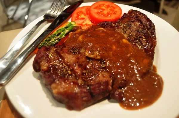 Tay insanlar hazırlama ve yaratıcı füzyon mutfak Oda Perth, Avustralya, yemek için yemek