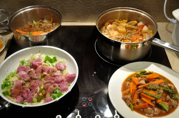 Tay insanlar hazırlama ve yaratıcı füzyon mutfak Oda Perth, Avustralya, yemek için yemek