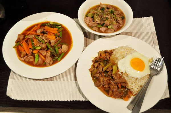 Tajski Ludzie Przygotowanie Gotowanie Jedzenie Kreatywnych Fusion Porze Kolacji Kuchnia — Zdjęcie stockowe