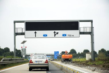 Bölge 27 Ağustos 2017 Rhineland-Palatinate, Almanya için Speyer town adlı geçmek Sandhausen yolcuları insanların arabayı yolun trafik sıkışıklığı ile gitmek