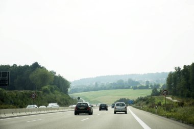 Trafik sıkışıklığı ile yolda araba yolcuları insanların gitmek 