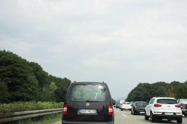 Bölge 27 Ağustos 2017 Rhineland-Palatinate, Almanya için Speyer town adlı geçmek Sandhausen yolcuları insanların arabayı yolun trafik sıkışıklığı ile gitmek