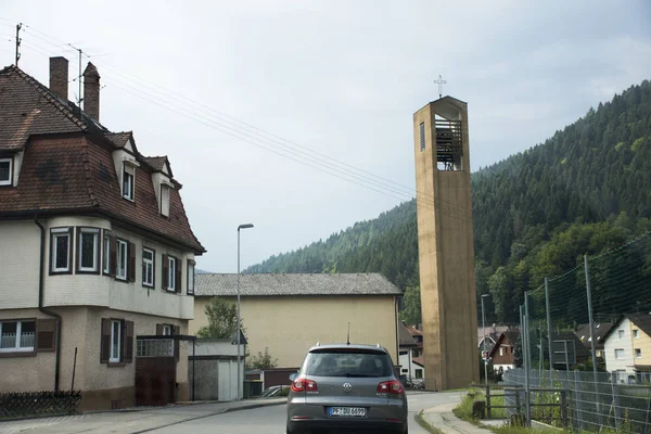 Ludzie podróżujący prowadzenie samochodu na drodze z korku przejdź do — Zdjęcie stockowe