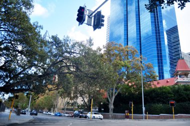 Trafik yol ve Avustralya insanlar yürüyen besign yol Sokak kordonda Elizabeth Quay için 14 Mayıs 2016 üzerinde Perth, Avustralya gidin.