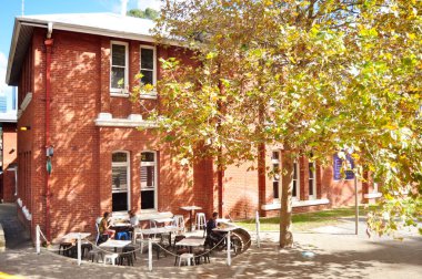 Avustralya insanların rahatlamak ve yemek, açık üzerinde 14 Mayıs 2016 klasik bina Restoran Perth, Avustralya