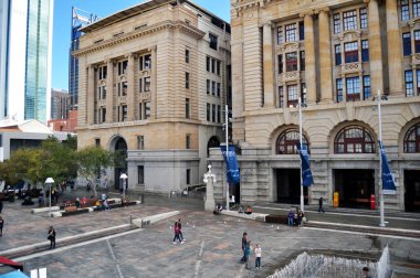 Sakin ol yürürken ve otururken Avustralya insanlar Postane Avustralya commonwealth, ön tarafta 14 Mayıs 2016 üzerinde Perth, Avustralya