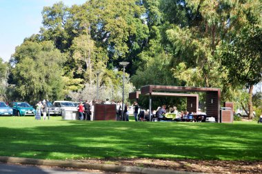 İnsanlar oturup dinlenmek ve ulusal devlet savaş anıtı kenotaph yakınındaki Kings Park ve Botanik Bahçe piknik Western Avustralya 15 Mayıs 2016 üzerinde Perth, Avustralya'anısına