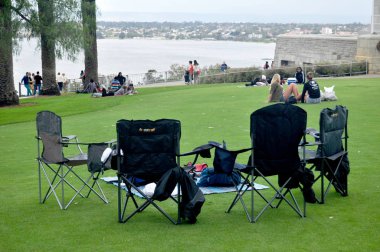 İnsanlar oturup dinlenmek ve ulusal devlet savaş anıtı kenotaph yakınındaki Kings Park ve Botanik Bahçe piknik Western Avustralya 15 Mayıs 2016 üzerinde Perth, Avustralya'anısına