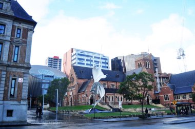 Seyahat ve Perth, Avustralya'da 15 Mayıs 2016 üzerinde dua saygı Avustralya insanlar ve yabancı yolcuları için St George's Katedrali ziyaret etti