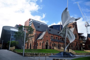 Avustralya insanlar ve yabancı yolcuları için çağdaş heykel Aşkelon ziyaret etti ve dış St George's Katedrali, 22 Mayıs 2016 üzerinde seyahat Perth, Avustralya