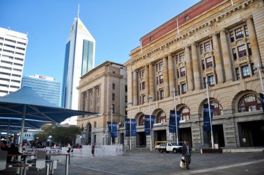 Avustralya insanlar ve yabancı yolcuları Myer City mağazasında Perth'ın Forrest Chase yakınındaki 22 Mayıs 2016 üzerinde bina Perth, Avustralya commonwealth Bankası önünde yürüyüş