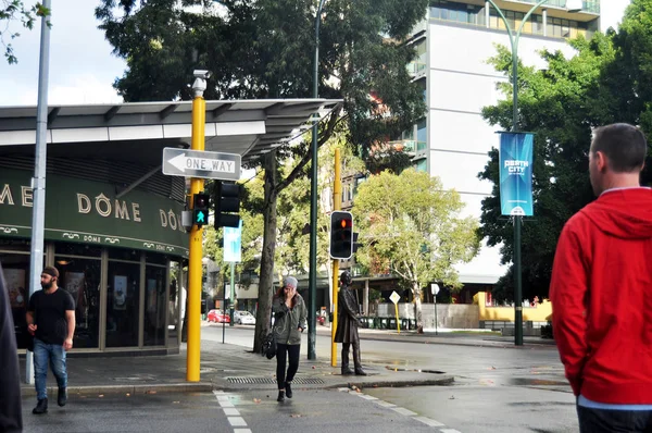 Australianos Caminando Cruzando Calle Georges Terrace Cerca Catedral George Mayo — Foto de Stock