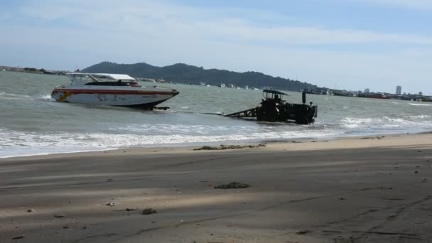 Thai People Driving Tractor Sea Keeping Move Speed Boat Store — Stock Video