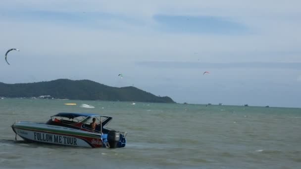 Thaise Mensen Rijden Speedboot Drijvend Zee Wachten Service Ontvang Reizigers — Stockvideo