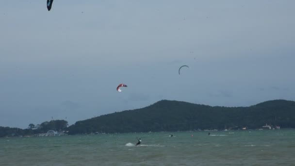 Thai People Playing Kiteboarding Sea Kite Sea Ban Pae Beach — Stock Video