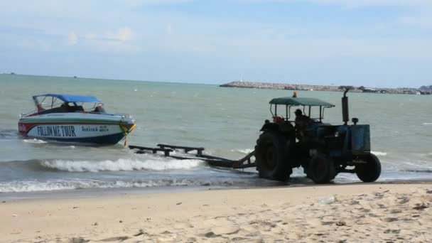 Thaise Mensen Trekker Rijden Naar Zee Houden Omhoog Speedboot Naar — Stockvideo