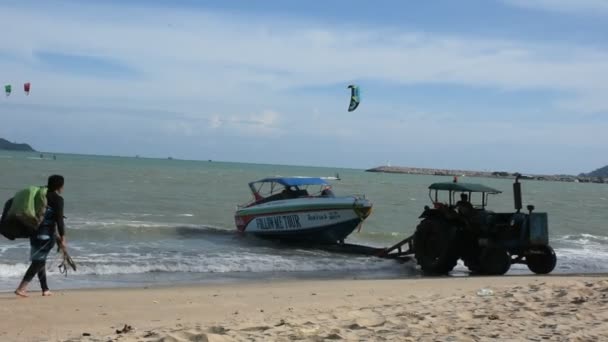 Thailändische Traktorfahrer Fahren Ans Meer Das Schnellboot Halten Und Bewegen — Stockvideo
