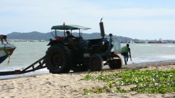 Les Thaïlandais Qui Conduisent Tracteur Vont Mer Pour Garder Remonter — Video