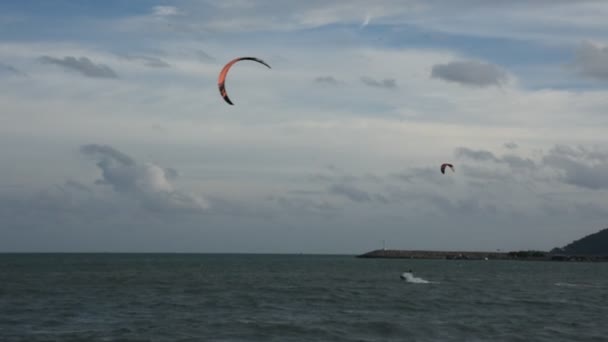 Ban Pae Plajı Nda Denize Kiteboarding Veya Deniz Uçurtma Üzerinde — Stok video