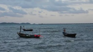 Ahşap balıkçılık tekne yüzen ve dur gitmek yasak Pae Beach Rayong, Tayland için akşam saat denizde balık yakalamak için bekleyin
