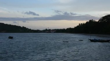 Ahşap balıkçılık tekne yüzen ve dur gitmek yasak Pae Beach Rayong, Tayland için akşam saat denizde balık yakalamak için bekleyin