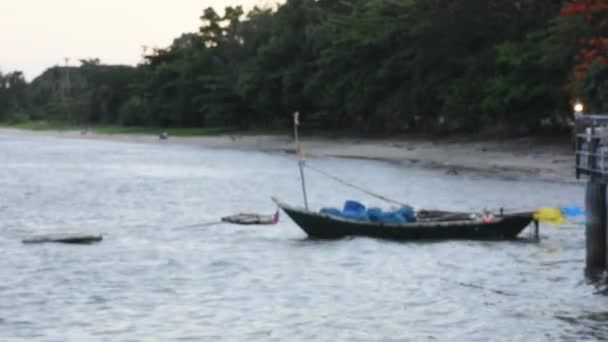 Barco Pesquero Madera Flotando Detener Esperar Captura Peces Mar Por — Vídeo de stock