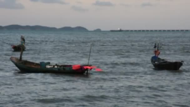 Barco Pesquero Madera Flotando Detener Esperar Captura Peces Mar Por — Vídeo de stock