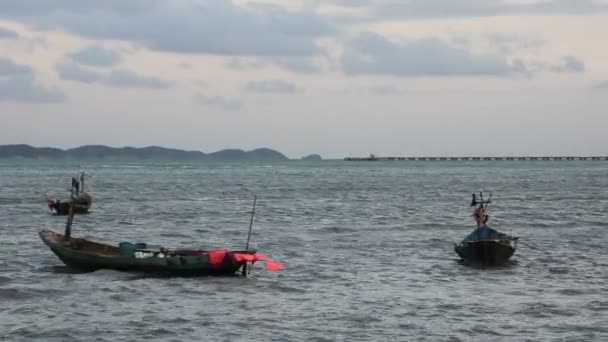 Barco Pesquero Madera Flotando Detener Esperar Captura Peces Mar Por — Vídeo de stock
