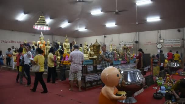 Tajowie Szanują Modląc Się Wizyta Błogosławieństwo Posągu Luang Phor Sothorn — Wideo stockowe