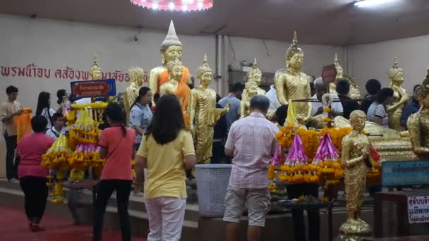 Povo Tailandês Respeita Oração Visita Por Bênção Luang Phor Sothorn — Vídeo de Stock