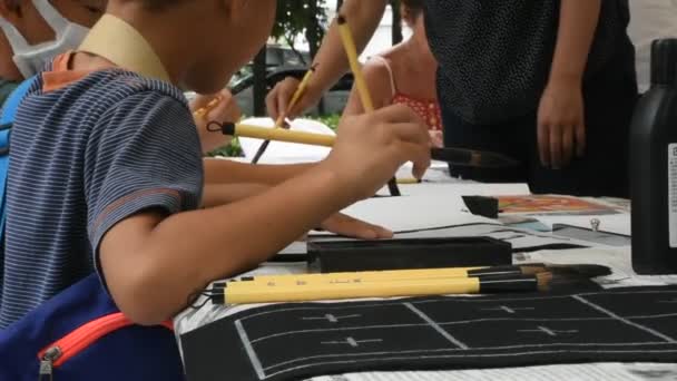 Viajeros Unen Actividad Japonesa Escribir Pincel Festival Tanabata Pueblo Japón — Vídeo de stock