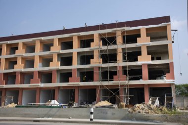 İşçi çalışma yapı üzerinde 14 Mart 2018 Nonthaburi, Tayland kırsal yolun yanında inşaat alanında bina ticari Tay insanlar