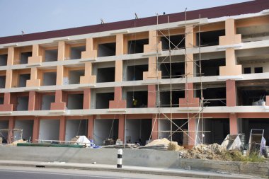 İşçi çalışma yapı üzerinde 14 Mart 2018 Nonthaburi, Tayland kırsal yolun yanında inşaat alanında bina ticari Tay insanlar