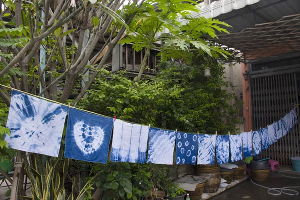 ハンカチ ネクタイ バティック染ネクタイ バティック藍色または Mauhom の色とプロセス ノンタブリ タイの屋外庭園で太陽の下で乾燥した衣服をぶら下げ — ストック写真