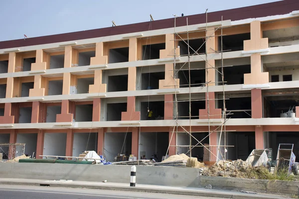 İşçi çalışma yapı üzerinde 14 Mart 2018 Nonthaburi, Tayland kırsal yolun yanında inşaat alanında bina ticari Tay insanlar