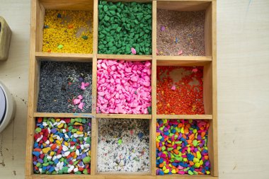 Renkli taş ve renkli taşla DIY küçük bahçe ve küçük ağaç Atölyesi'nde 4 Ocak 2018 üzerinde Bangkok, Tayland emekçilerin için donatım araçları