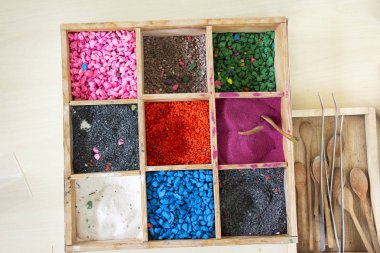 Renkli taş ve renkli taşla DIY küçük bahçe ve küçük ağaç Atölyesi'nde 4 Ocak 2018 üzerinde Bangkok, Tayland emekçilerin için donatım araçları