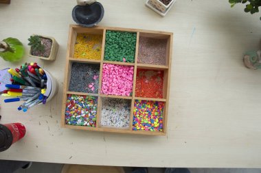 Renkli taş ve renkli taşla DIY küçük bahçe ve küçük ağaç Atölyesi'nde 4 Ocak 2018 üzerinde Bangkok, Tayland emekçilerin için donatım araçları