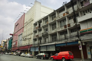 Trafik yol ve yola yaya geçidi üzerinde çapraz yürüyen insanlar Sampeng plaza Pazar ve Phahurat veya Pahurat büyük yerel Pazar 18 Nisan 2018 üzerinde Bangkok, Tayland, Thailand gidin